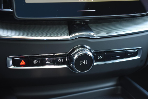 Volvo XC60 T6 350PK Plug-in hybrid AWD Ultra Black Edition / Navigatie / Adaptieve Cruisecontrol / Head Up-Display / Panorama dak / Elektrische stoelen met geheugen / Stuurverwarming / Stoelverwarming v+a / 360 Camera /