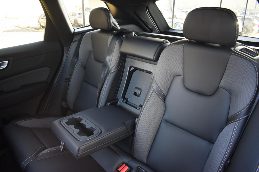 Volvo XC60 T6 350PK Plug-in hybrid AWD Ultra Black Edition / Navigatie / Adaptieve Cruisecontrol / Head Up-Display / Panorama dak / Elektrische stoelen met geheugen / Stuurverwarming / Stoelverwarming v+a / 360 Camera /