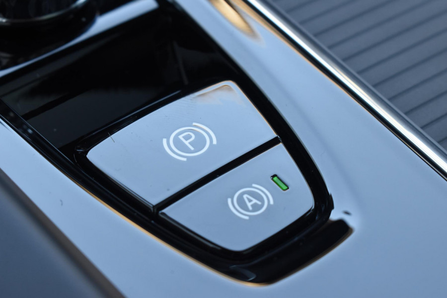 Volvo XC60 T6 350PK Plug-in hybrid AWD Ultra Black Edition / Navigatie / Adaptieve Cruisecontrol / Head Up-Display / Panorama dak / Elektrische stoelen met geheugen / Stuurverwarming / Stoelverwarming v+a / 360 Camera /