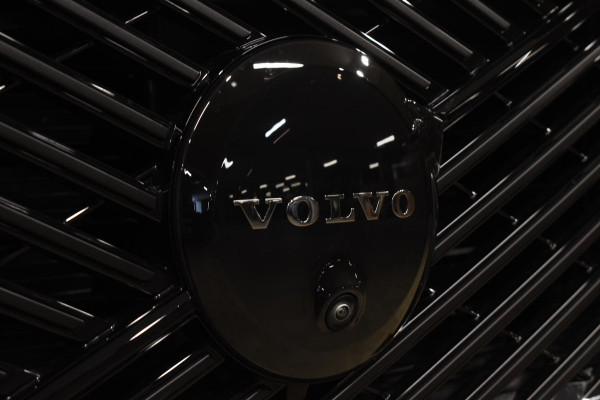 Volvo XC60 T6 350PK Plug-in hybrid AWD Ultra Black Edition / Navigatie / Adaptieve Cruisecontrol / Head Up-Display / Panorama dak / Elektrische stoelen met geheugen / Stuurverwarming / Stoelverwarming v+a / 360 Camera /