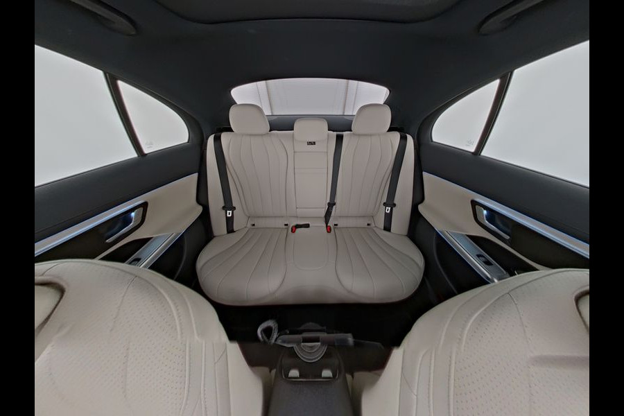Mercedes-Benz E-Klasse 300 e AMG Plug-In Hybride AMG Line | Night Pakket | Panorama Schuif-Kanteldak | MBUX Superscreen | Burmester®  | 20 Inch AMG Velgen. Inclusief 24 maanden MB Certified garantie voor Europa.