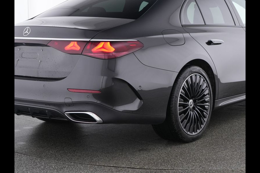 Mercedes-Benz E-Klasse 300 e AMG Plug-In Hybride AMG Line | Night Pakket | Panorama Schuif-Kanteldak | MBUX Superscreen | Burmester®  | 20 Inch AMG Velgen. Inclusief 24 maanden MB Certified garantie voor Europa.