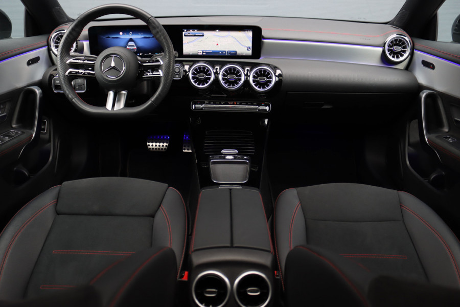 Mercedes-Benz CLA-Klasse 180 Star Edition AMG Line | Panoramadak | Distronic | Camera | Sfeerverlichting | Keyless Go | Multibeam LED | Zitcomfortpakket | Nightpakket |
