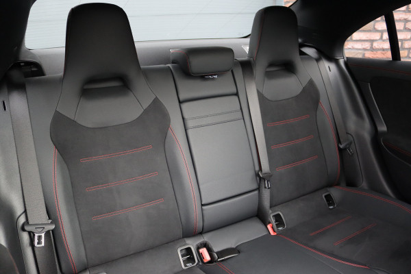 Mercedes-Benz CLA-Klasse 180 Star Edition AMG Line | Panoramadak | Distronic | Camera | Sfeerverlichting | Keyless Go | Multibeam LED | Zitcomfortpakket | Nightpakket |