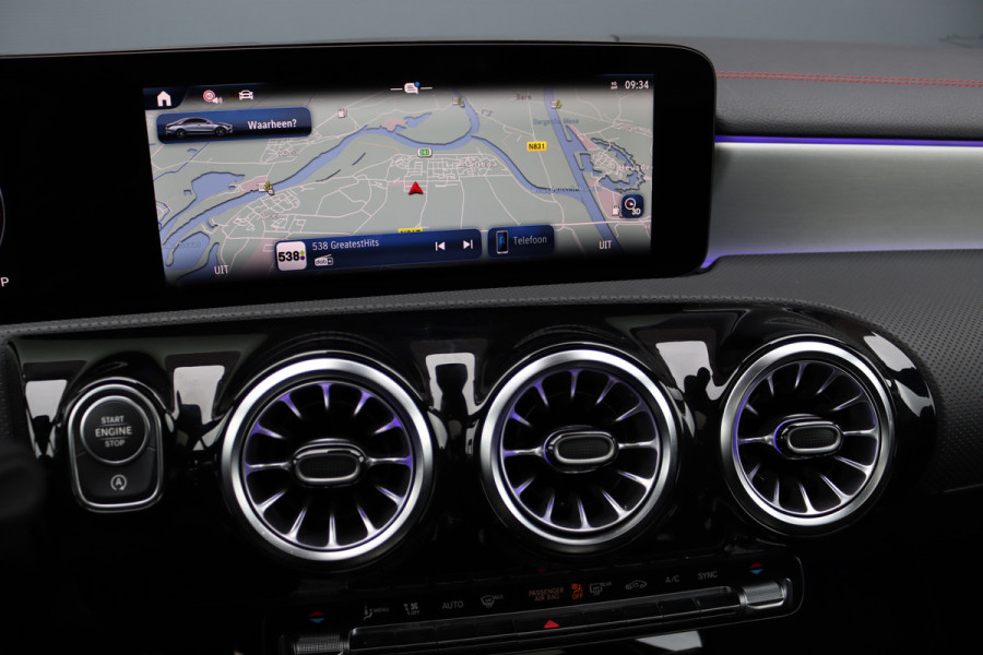 Mercedes-Benz CLA-Klasse 180 Star Edition AMG Line | Panoramadak | Distronic | Camera | Sfeerverlichting | Keyless Go | Multibeam LED | Zitcomfortpakket | Nightpakket |