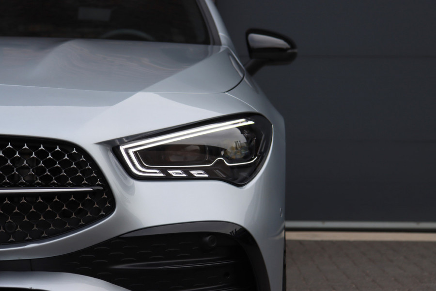 Mercedes-Benz CLA-Klasse 180 Star Edition AMG Line | Panoramadak | Distronic | Camera | Sfeerverlichting | Keyless Go | Multibeam LED | Zitcomfortpakket | Nightpakket |
