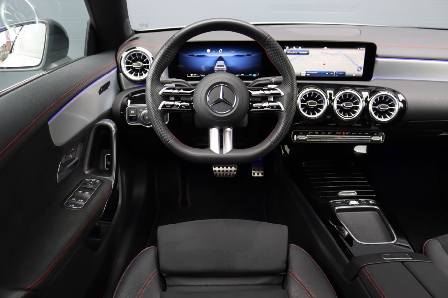 Mercedes-Benz CLA-Klasse 180 Star Edition AMG Line | Panoramadak | Distronic | Camera | Sfeerverlichting | Keyless Go | Multibeam LED | Zitcomfortpakket | Nightpakket |