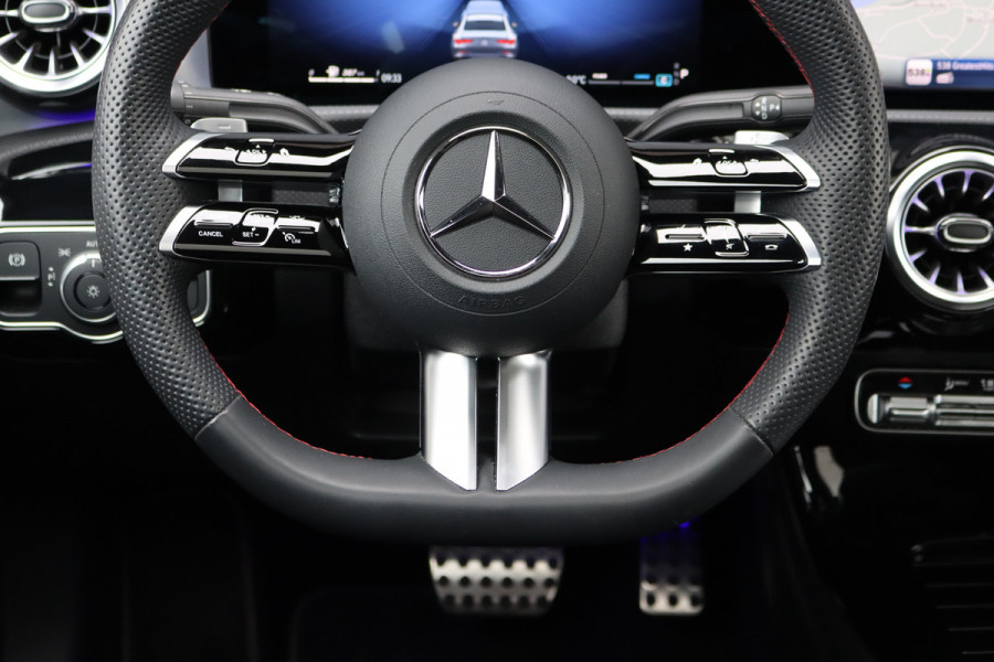 Mercedes-Benz CLA-Klasse 180 Star Edition AMG Line | Panoramadak | Distronic | Camera | Sfeerverlichting | Keyless Go | Multibeam LED | Zitcomfortpakket | Nightpakket |