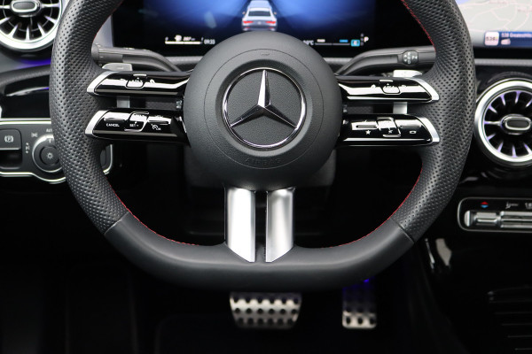 Mercedes-Benz CLA-Klasse 180 Star Edition AMG Line | Panoramadak | Distronic | Camera | Sfeerverlichting | Keyless Go | Multibeam LED | Zitcomfortpakket | Nightpakket |