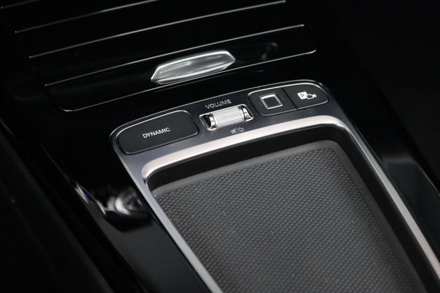 Mercedes-Benz CLA-Klasse 180 Star Edition AMG Line | Panoramadak | Distronic | Camera | Sfeerverlichting | Keyless Go | Multibeam LED | Zitcomfortpakket | Nightpakket |