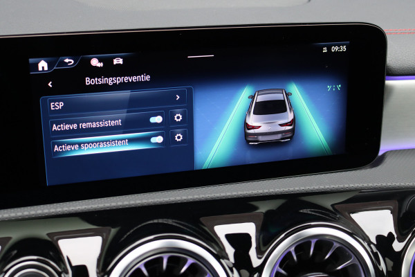 Mercedes-Benz CLA-Klasse 180 Star Edition AMG Line | Panoramadak | Distronic | Camera | Sfeerverlichting | Keyless Go | Multibeam LED | Zitcomfortpakket | Nightpakket |