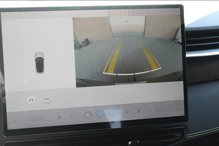 Lynk & Co 01 276PK Automaat Core / Adaptieve cruise control / Stoel - en stuurwielverwarming / Parkeersensoren / Achteruitrijcamera / Apple Carplay / Trekhaak / Metallic lak / 19" velgen