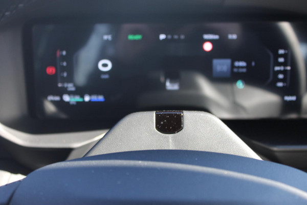 Lynk & Co 01 276PK Automaat Core / Adaptieve cruise control / Stoel - en stuurwielverwarming / Parkeersensoren / Achteruitrijcamera / Apple Carplay / Trekhaak / Metallic lak / 19" velgen