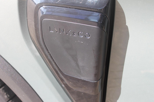 Lynk & Co 01 276PK Automaat Core / Adaptieve cruise control / Stoel - en stuurwielverwarming / Parkeersensoren / Achteruitrijcamera / Apple Carplay / Trekhaak / Metallic lak / 19" velgen