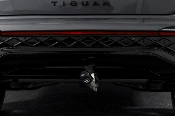 Volkswagen Tiguan 1.5 eHybrid 272 PK R-Line | Black Style | Elek. Trekhaak | S/K-panodak | Adapt. Cruise | Stoel-+stuurverw. | App. Connect | Camera | PDC | LM 20" | 8355