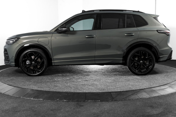 Volkswagen Tiguan 1.5 eHybrid R-Line Edition 272 PK | Black Style | 15 inch Navi | Elek. Trekhaak | IQ Light | S/K-Panodak | Dig. Cockpit | Adapt. Cruise | Stoel-+Stuurverw. | 360 Camera | NAV + App. Connect | ECC | Elek. Klep | LM 20" | 8590