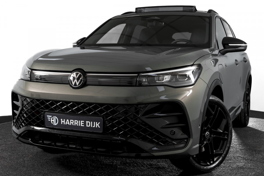 Volkswagen Tiguan 1.5 eHybrid R-Line Edition 272 PK | Black Style | 15 inch Navi | Elek. Trekhaak | IQ Light | S/K-Panodak | Dig. Cockpit | Adapt. Cruise | Stoel-+Stuurverw. | 360 Camera | NAV + App. Connect | ECC | Elek. Klep | LM 20" | 8590