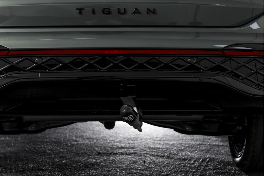 Volkswagen Tiguan 1.5 eHybrid R-Line Edition 272 PK | Black Style | 15 inch Navi | Elek. Trekhaak | IQ Light | S/K-Panodak | Dig. Cockpit | Adapt. Cruise | Stoel-+Stuurverw. | 360 Camera | NAV + App. Connect | ECC | Elek. Klep | LM 20" | 8590