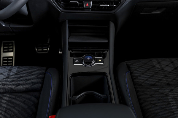 Volkswagen Tiguan 1.5 eHybrid R-Line Edition 272 PK | Black Style | 15 inch Navi | Elek. Trekhaak | IQ Light | S/K-Panodak | Dig. Cockpit | Adapt. Cruise | Stoel-+Stuurverw. | 360 Camera | NAV + App. Connect | ECC | Elek. Klep | LM 20" | 8590