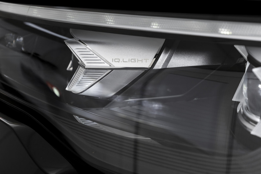 Volkswagen Tiguan 1.5 eHybrid R-Line Edition 272 PK | Black Style | 15 inch Navi | Elek. Trekhaak | IQ Light | S/K-Panodak | Dig. Cockpit | Adapt. Cruise | Stoel-+Stuurverw. | 360 Camera | NAV + App. Connect | ECC | Elek. Klep | LM 20" | 8590