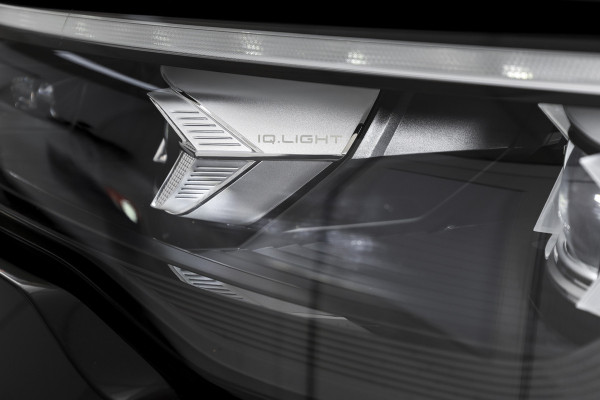 Volkswagen Tiguan 1.5 eHybrid R-Line Edition 272 PK | Black Style | 15 inch Navi | Elek. Trekhaak | IQ Light | S/K-Panodak | Dig. Cockpit | Adapt. Cruise | Stoel-+Stuurverw. | 360 Camera | NAV + App. Connect | ECC | Elek. Klep | LM 20" | 8590