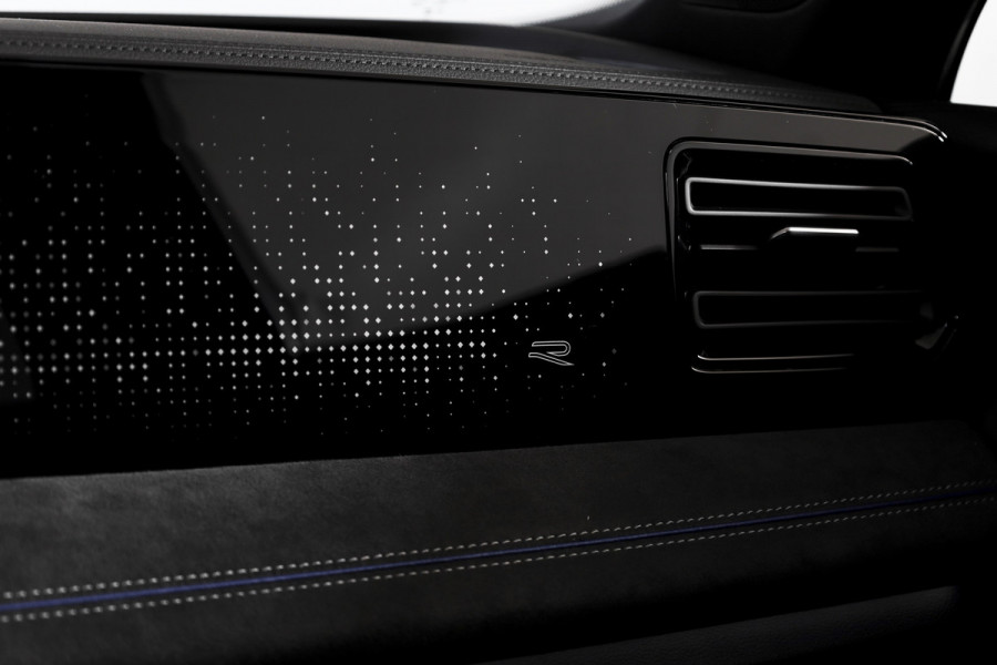 Volkswagen Tiguan 1.5 eHybrid R-Line Edition 272 PK | Black Style | 15 inch Navi | Elek. Trekhaak | IQ Light | S/K-Panodak | Dig. Cockpit | Adapt. Cruise | Stoel-+Stuurverw. | 360 Camera | NAV + App. Connect | ECC | Elek. Klep | LM 20" | 8590