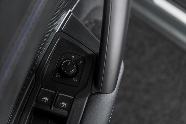 Volkswagen Tiguan 1.5 eHybrid R-Line Edition 272 PK | Black Style | 15 inch Navi | Elek. Trekhaak | IQ Light | S/K-Panodak | Dig. Cockpit | Adapt. Cruise | Stoel-+Stuurverw. | 360 Camera | NAV + App. Connect | ECC | Elek. Klep | LM 20" | 8590