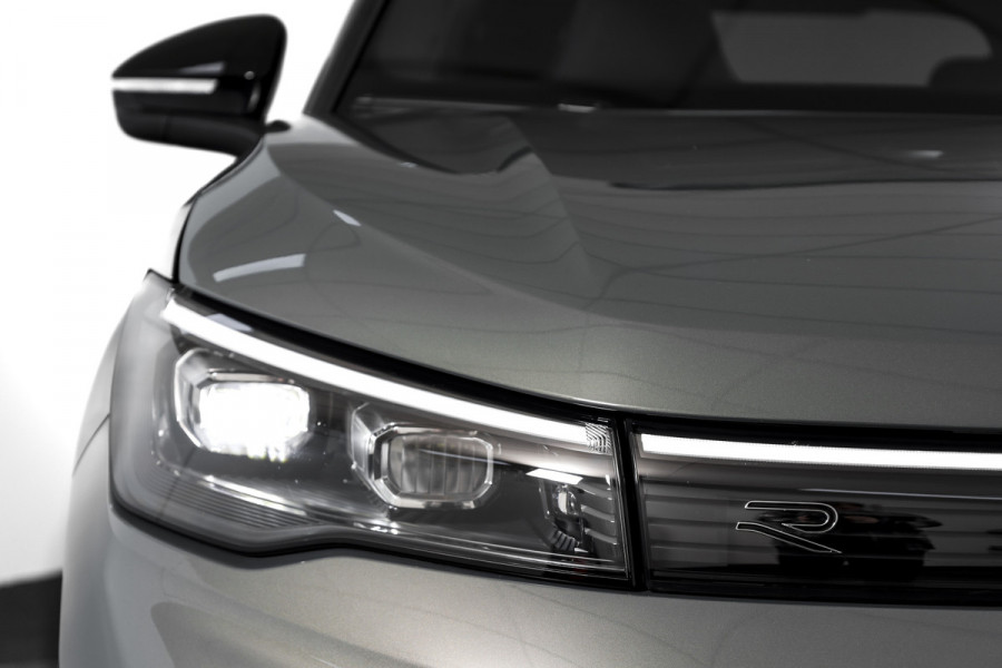 Volkswagen Tiguan 1.5 eHybrid 272 PK R-Line | Black Style | Elek. Trekhaak | S/K-panodak | Adapt. Cruise | Stoel-+stuurverw. | Elek. Klep | Camera | PDC | App. Connect | LM 20" | 7936