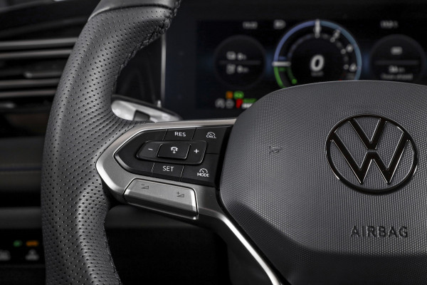 Volkswagen Tiguan 1.5 eHybrid 272 PK R-Line | Black Style | Elek. Trekhaak | S/K-panodak | Adapt. Cruise | Stoel-+stuurverw. | Elek. Klep | Camera | PDC | App. Connect | LM 20" | 7936