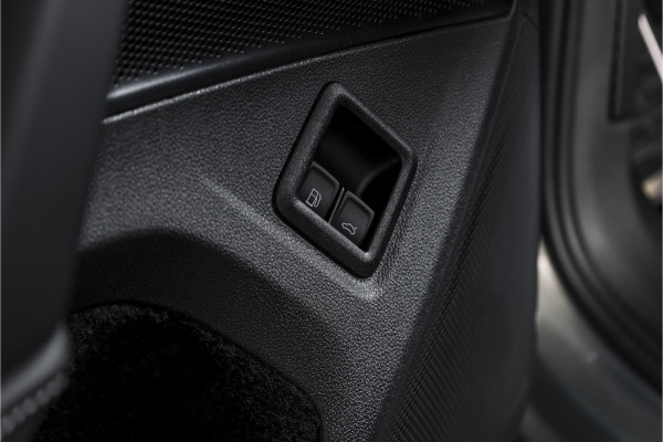 Volkswagen Tiguan 1.5 eHybrid 272 PK R-Line | Black Style | Elek. Trekhaak | S/K-panodak | Adapt. Cruise | Stoel-+stuurverw. | Elek. Klep | Camera | PDC | App. Connect | LM 20" | 7936