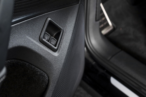 Volkswagen Tiguan 1.5 eHybrid 272 PK R-Line | Black Style | Elek. Trekhaak | S/K-panodak | Adapt. Cruise | Stoel-+stuurverw. | App. Connect | Camera | PDC | LM 20" | 3971