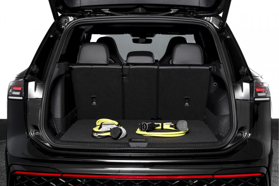 Volkswagen Tiguan 1.5 eHybrid 272 PK R-Line | Black Style | Elek. Trekhaak | S/K-panodak | Adapt. Cruise | Stoel-+stuurverw. | App. Connect | Camera | PDC | LM 20" | 3971