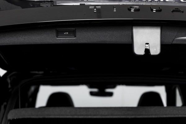 Volkswagen Tiguan 1.5 eHybrid 272 PK R-Line | Black Style | Elek. Trekhaak | S/K-panodak | Adapt. Cruise | Stoel-+stuurverw. | App. Connect | Camera | PDC | LM 20" | 3971
