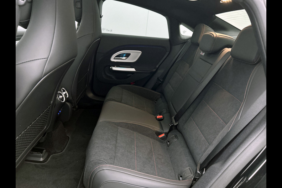 Mercedes-Benz CLA-Klasse 200 Business Solution AMG 58 kWh | Advanced Plus pakket | Warmtewerend, donkergetint glas | Smartphone integratie | URBAN GUARD | Vast panoramadak |