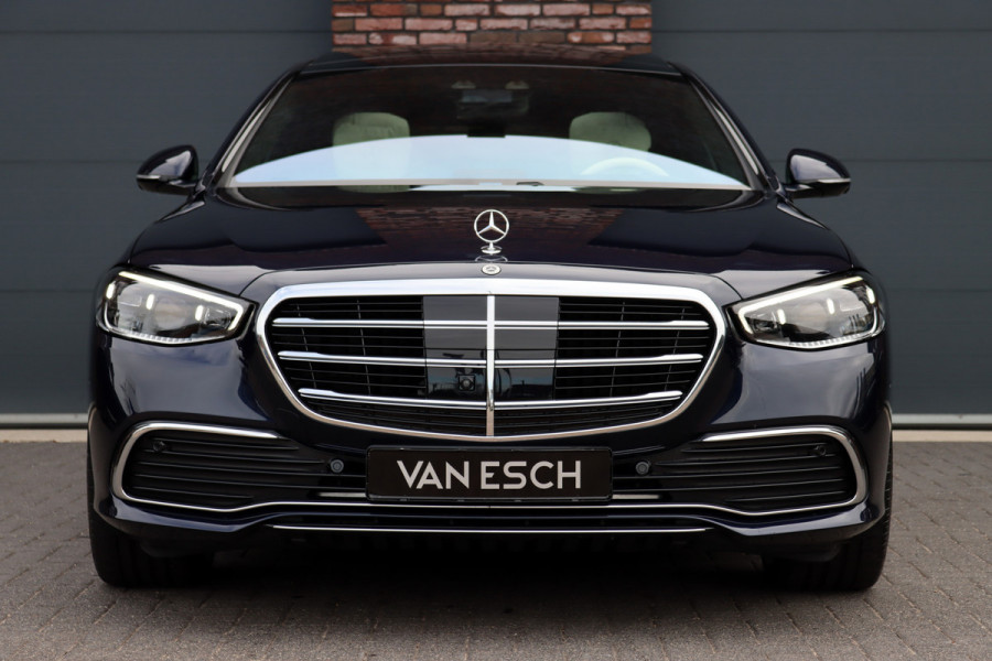 Mercedes-Benz S-Klasse 450 e Lang 'Manufaktur' | Achterasbesturing | Chauffeurspakket | Distronic+ | Zonweringspakket | Massage | Stoelventilatie | HUD | 3D-Display | MBUX Tablet | Exclusief Leder | Vlakkenverwarming |