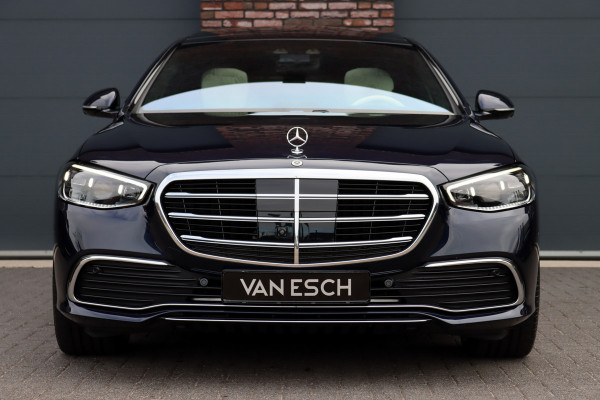 Mercedes-Benz S-Klasse 450 e Lang 'Manufaktur' | Achterasbesturing | Chauffeurspakket | Distronic+ | Zonweringspakket | Massage | Stoelventilatie | HUD | 3D-Display | MBUX Tablet | Exclusief Leder | Vlakkenverwarming |