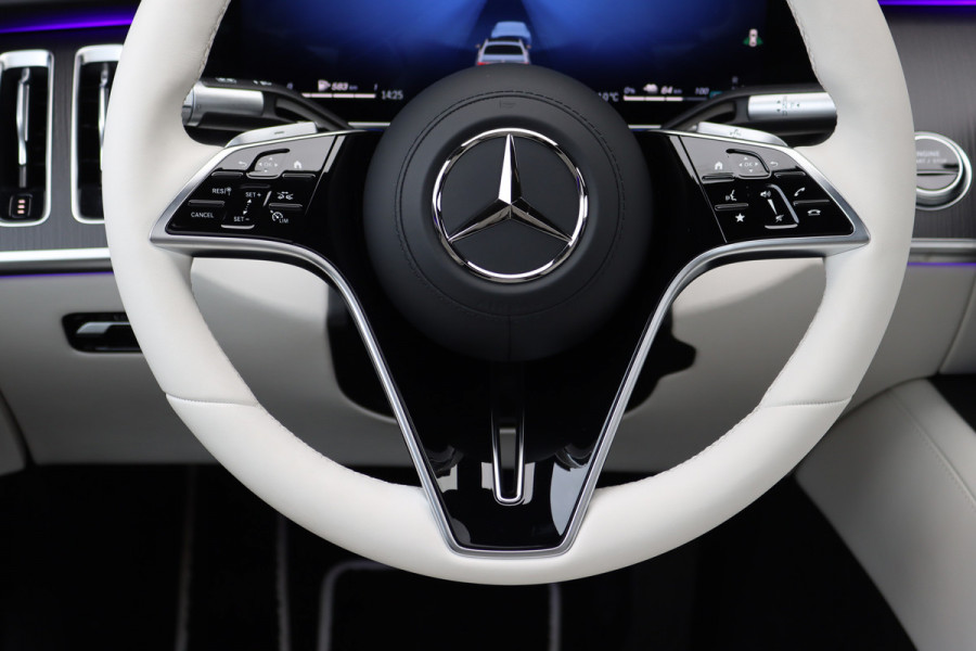Mercedes-Benz S-Klasse 450 e Lang 'Manufaktur' | Achterasbesturing | Chauffeurspakket | Distronic+ | Zonweringspakket | Massage | Stoelventilatie | HUD | 3D-Display | MBUX Tablet | Exclusief Leder | Vlakkenverwarming |