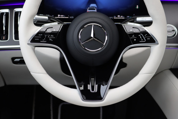 Mercedes-Benz S-Klasse 450 e Lang 'Manufaktur' | Achterasbesturing | Chauffeurspakket | Distronic+ | Zonweringspakket | Massage | Stoelventilatie | HUD | 3D-Display | MBUX Tablet | Exclusief Leder | Vlakkenverwarming |