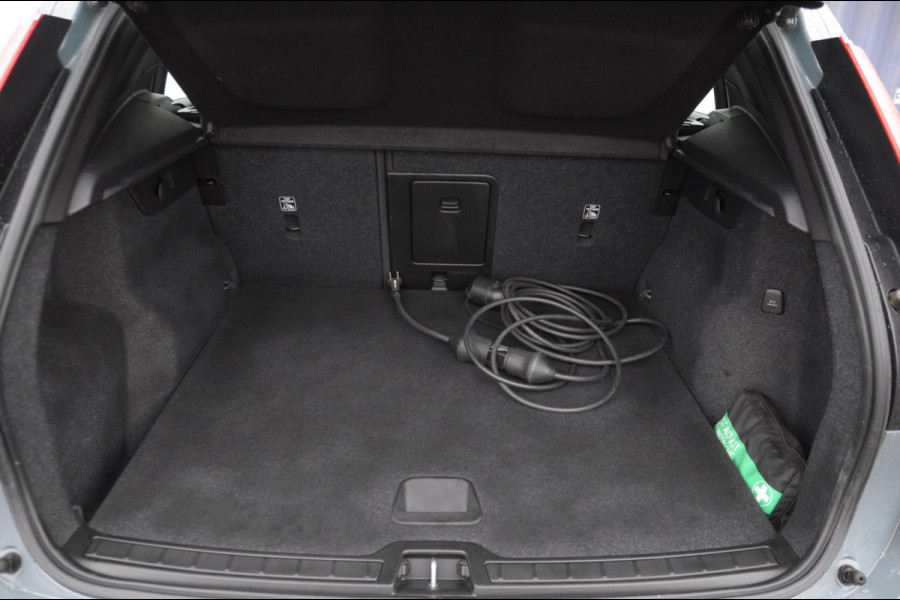 Volvo XC40 T4 211PK Automaat Inscription Expression Adaptieve cruise control / Elektrische achterklep / keyless entry / parkeersensoren met camera / Apple carplay / Bluetooth / Elektrische stoelen met geheugen