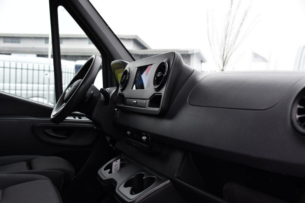 Mercedes-Benz Sprinter 317 1.9 CDI L2H2 RWD AMG Edition Camera, Cruise, Carplay, LED, Trekhaak, Automaat, Mbux, 170pk, Sensoren, Uniek!