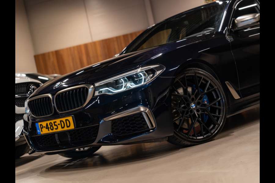 BMW 5 Serie M550i xDrive High Executive, Pano, ACC, 360 Cam, Hud, 21" Velgen, Voll Led, H&K, Ambiënte, Digi Dash, Voll Onderhoud