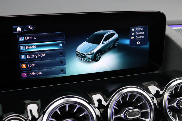 Mercedes-Benz GLA 250 e AMG Line | Distronic+ | Panoramadak | Memory | Verwarmd Stuurwiel | HUD | Keyless Go | Surround Camera | Multibeam LED | Augmented Reality |