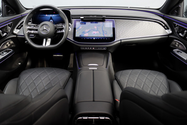 Mercedes-Benz E-Klasse Estate 300 de 4MATIC AMG Line | Luchtvering | Distronic+ | Massage | Nappa Leder | Trekhaak | Stoelventilatie | HUD | 3D-Display | Burmester | Panoramadak |