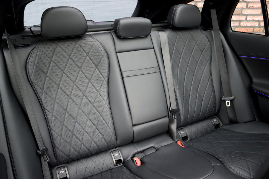 Mercedes-Benz E-Klasse Estate 300 de 4MATIC AMG Line | Luchtvering | Distronic+ | Massage | Nappa Leder | Trekhaak | Stoelventilatie | HUD | 3D-Display | Burmester | Panoramadak |