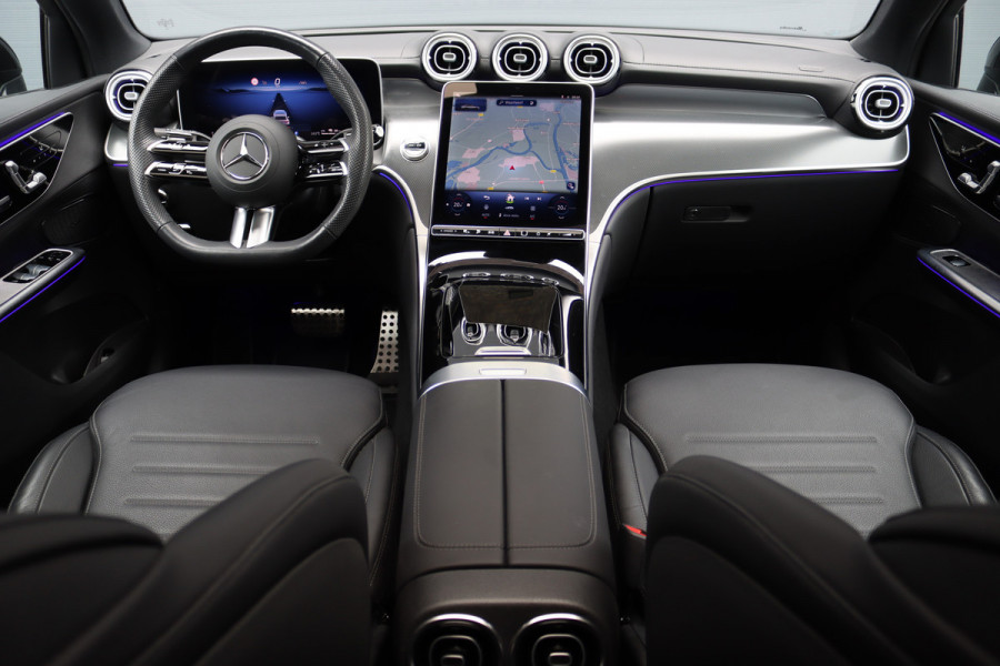 Mercedes-Benz GLC Coupé 300e 4MATIC AMG Line | Distronic | Panoramadak | Trekhaak | Digital Light | Verwarmd Stuurwiel | Dodehoekassistent | Leder | Surround Camera | Nightpakket |