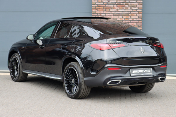 Mercedes-Benz GLC Coupé 300e 4MATIC AMG Line | Distronic | Panoramadak | Trekhaak | Digital Light | Verwarmd Stuurwiel | Dodehoekassistent | Leder | Surround Camera | Nightpakket |
