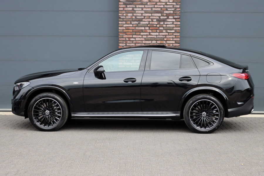 Mercedes-Benz GLC Coupé 300e 4MATIC AMG Line | Distronic | Panoramadak | Trekhaak | Digital Light | Verwarmd Stuurwiel | Dodehoekassistent | Leder | Surround Camera | Nightpakket |