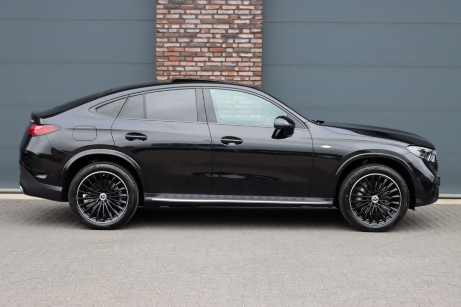 Mercedes-Benz GLC Coupé 300e 4MATIC AMG Line | Distronic | Panoramadak | Trekhaak | Digital Light | Verwarmd Stuurwiel | Dodehoekassistent | Leder | Surround Camera | Nightpakket |