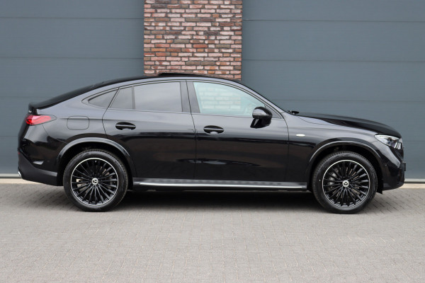 Mercedes-Benz GLC Coupé 300e 4MATIC AMG Line | Distronic | Panoramadak | Trekhaak | Digital Light | Verwarmd Stuurwiel | Dodehoekassistent | Leder | Surround Camera | Nightpakket |