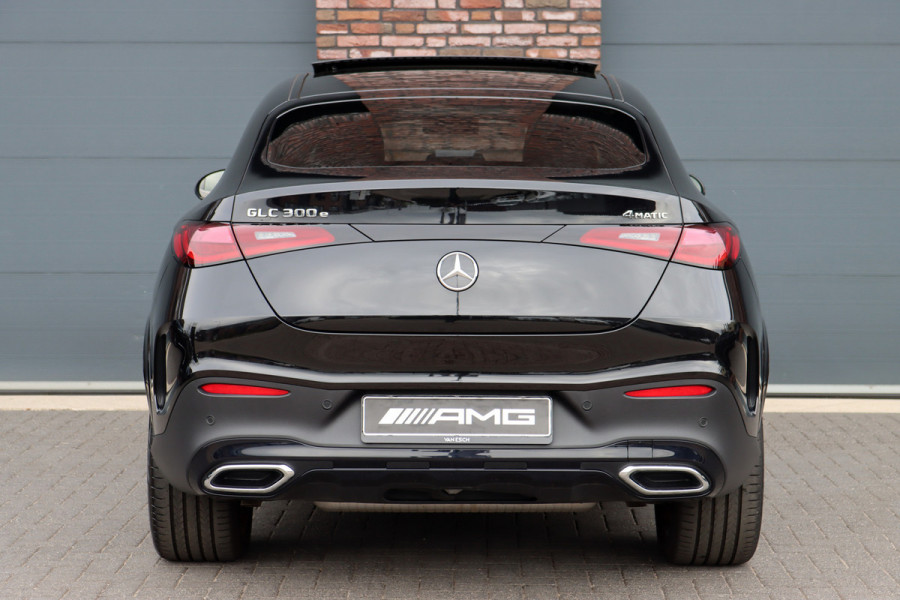 Mercedes-Benz GLC Coupé 300e 4MATIC AMG Line | Distronic | Panoramadak | Trekhaak | Digital Light | Verwarmd Stuurwiel | Dodehoekassistent | Leder | Surround Camera | Nightpakket |